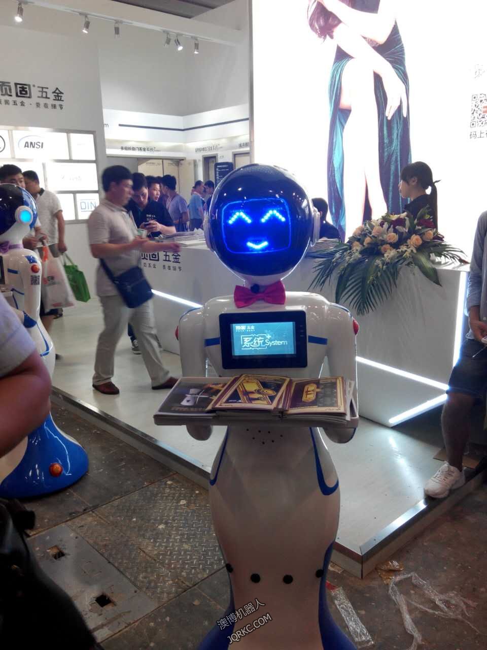 送餐機(jī)器人送外賣？快遞小哥做什么